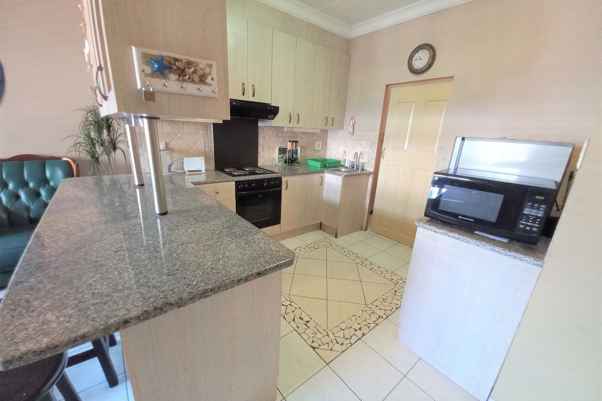 Spacious 3-Bedroom Holiday Unit | Heart of Uvongo - Photo 4