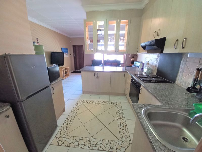 Spacious 3-Bedroom Holiday Unit | Heart of Uvongo - Photo 3