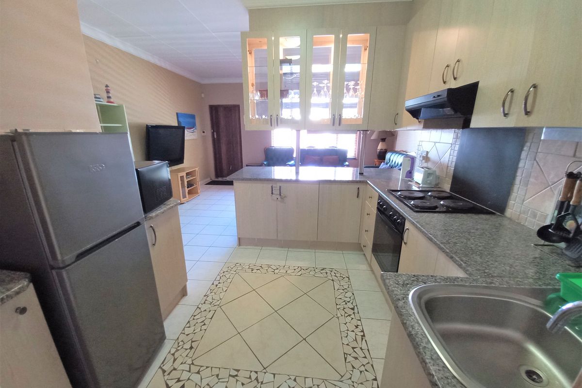 Spacious 3-Bedroom Holiday Unit | Heart of Uvongo - Photo 3