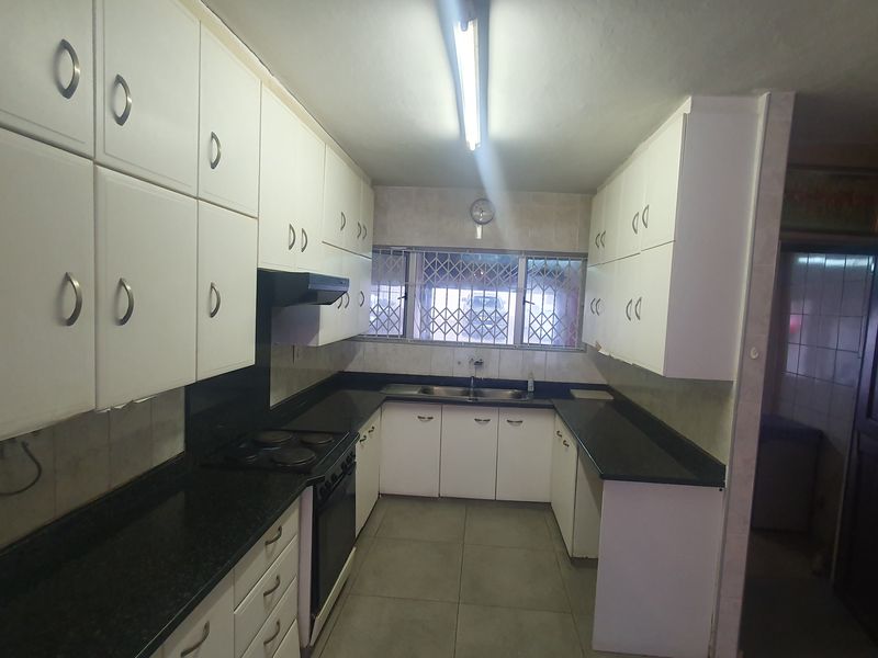 Prime Location And Pet Friendly - Photo 10