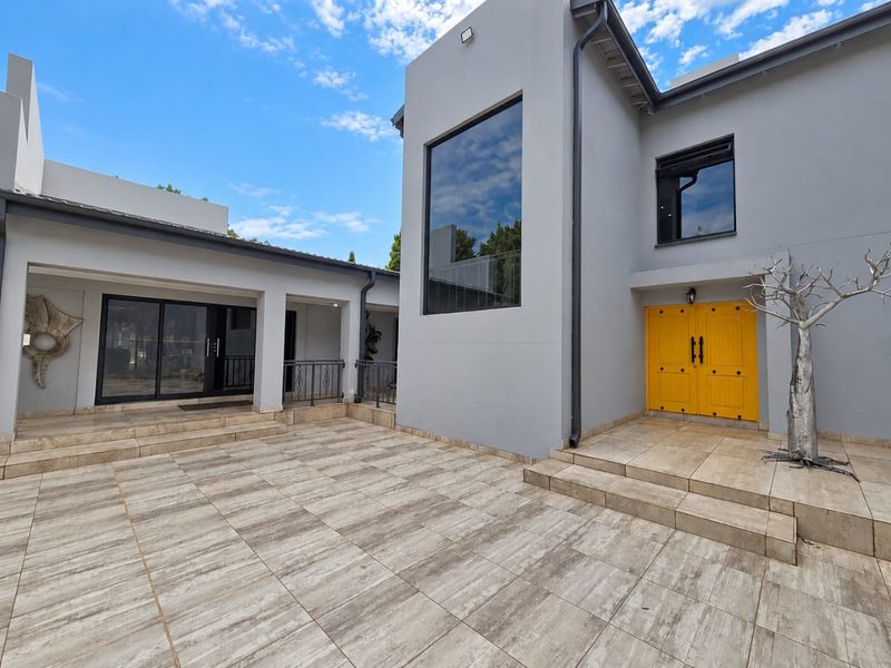 LUXURIOUS, STYLISH COMFORT MODERN LIVING, SPACIOUS, SOLAR, BOREHOLE YOU NAME IT... - Photo 3