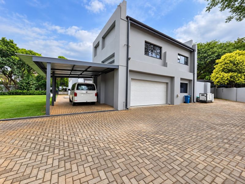 LUXURIOUS, STYLISH COMFORT MODERN LIVING, SPACIOUS, SOLAR, BOREHOLE YOU NAME IT... - Photo 4