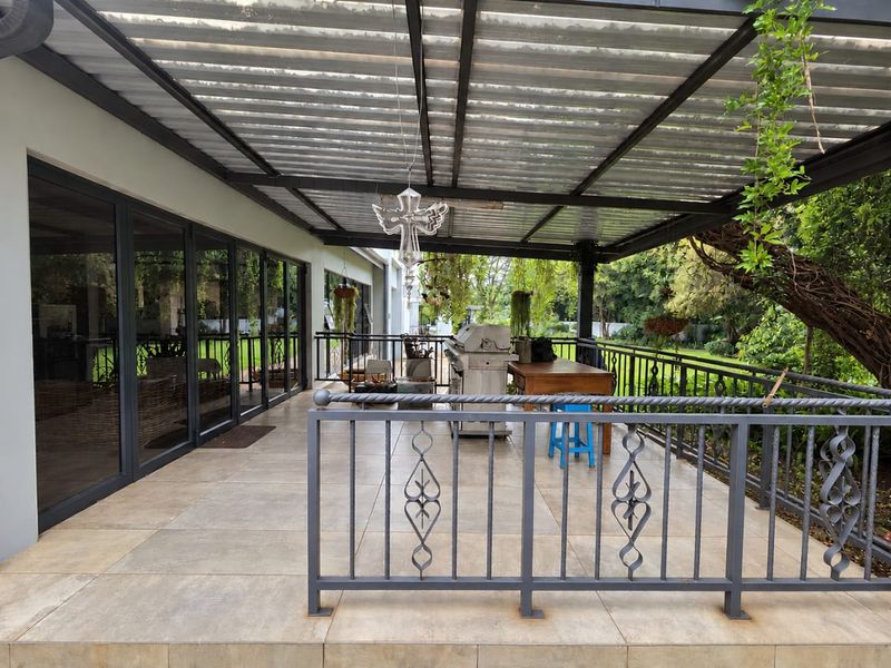 LUXURIOUS, STYLISH COMFORT MODERN LIVING, SPACIOUS, SOLAR, BOREHOLE YOU NAME IT... - Photo 9