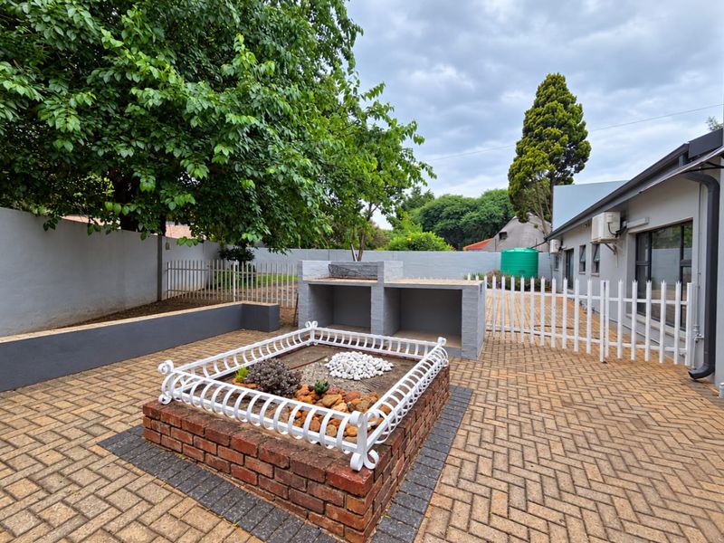 LUXURIOUS, STYLISH COMFORT MODERN LIVING, SPACIOUS, SOLAR, BOREHOLE YOU NAME IT... - Photo 8