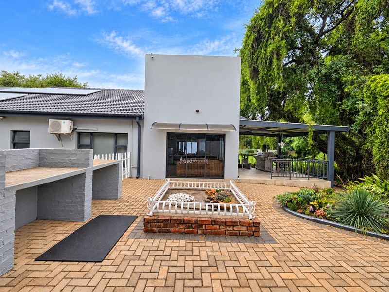 LUXURIOUS, STYLISH COMFORT MODERN LIVING, SPACIOUS, SOLAR, BOREHOLE YOU NAME IT... - Photo 7
