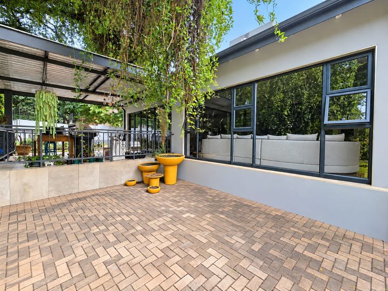 LUXURIOUS, STYLISH COMFORT MODERN LIVING, SPACIOUS, SOLAR, BOREHOLE YOU NAME IT... - Photo 6