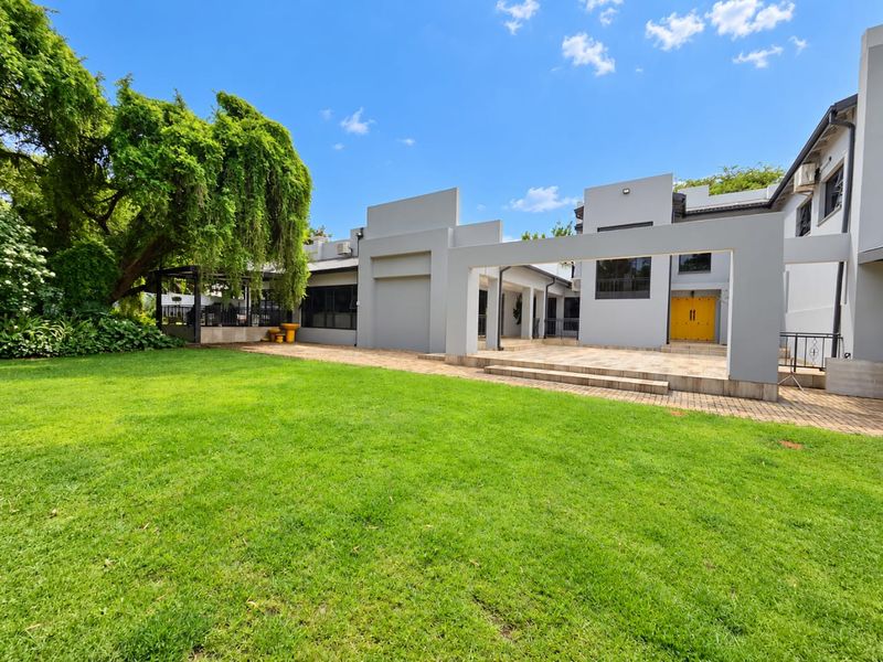 LUXURIOUS, STYLISH COMFORT MODERN LIVING, SPACIOUS, SOLAR, BOREHOLE YOU NAME IT... - Photo 2