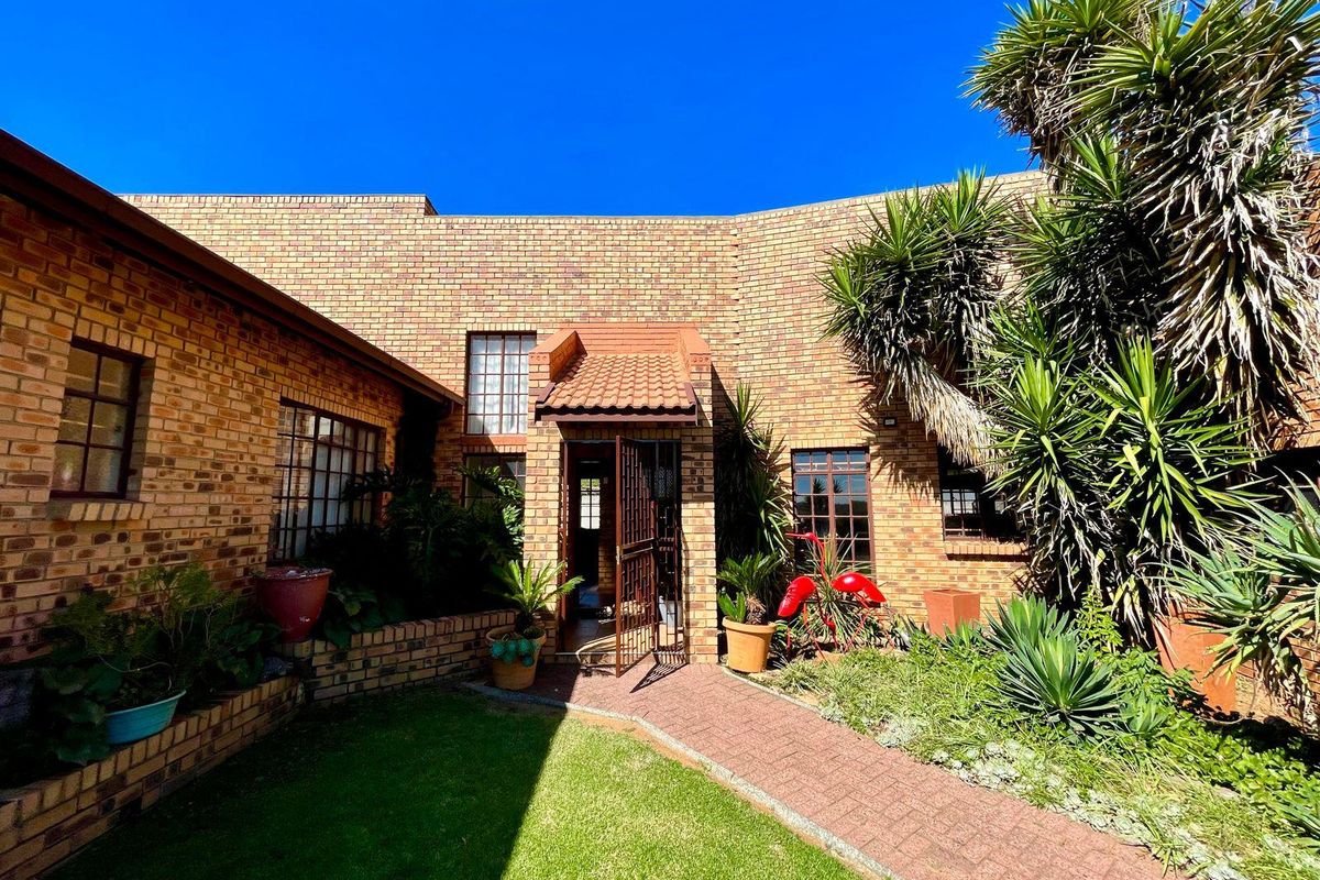 Four bedroom home plus two bedroom flat for sale in Evander - Photo 3
