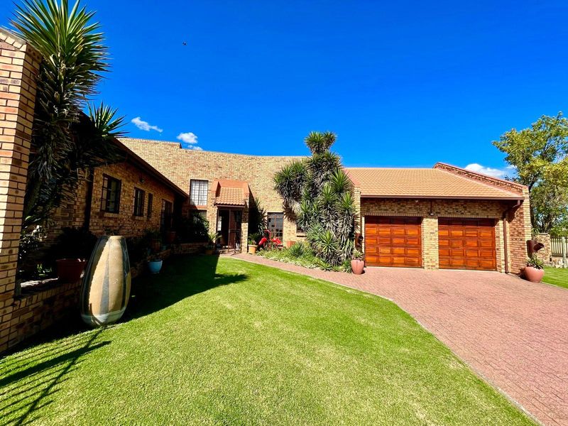Four bedroom home plus two bedroom flat for sale in Evander - Photo 2