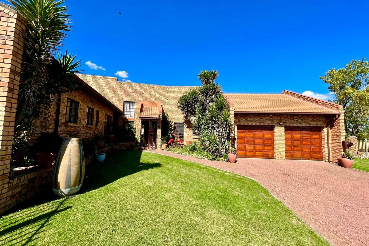 Four bedroom home plus two bedroom flat for sale in Evander - Photo 2