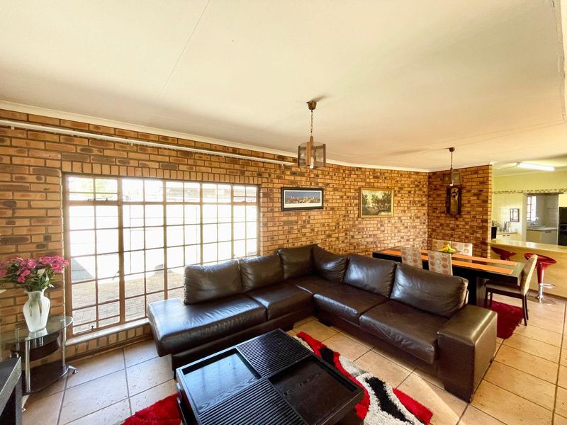 Four bedroom home plus two bedroom flat for sale in Evander - Photo 7