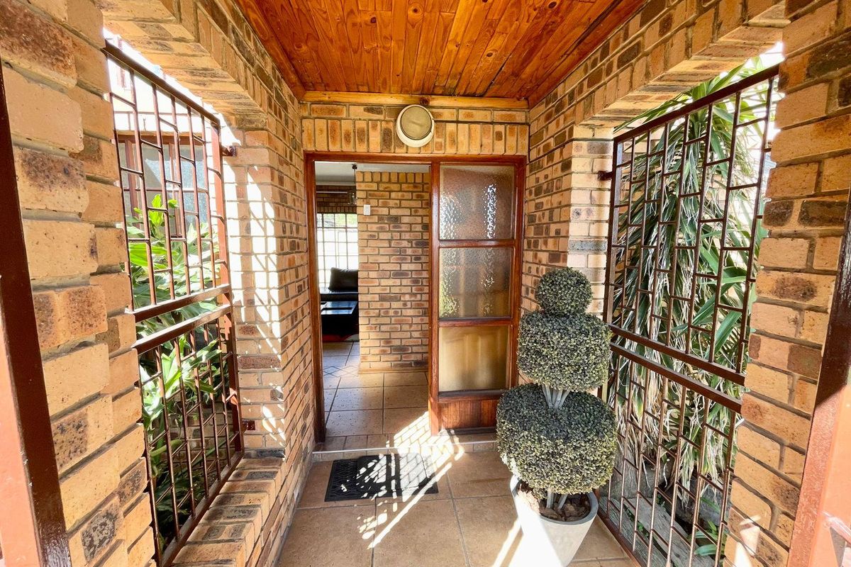 Four bedroom home plus two bedroom flat for sale in Evander - Photo 4