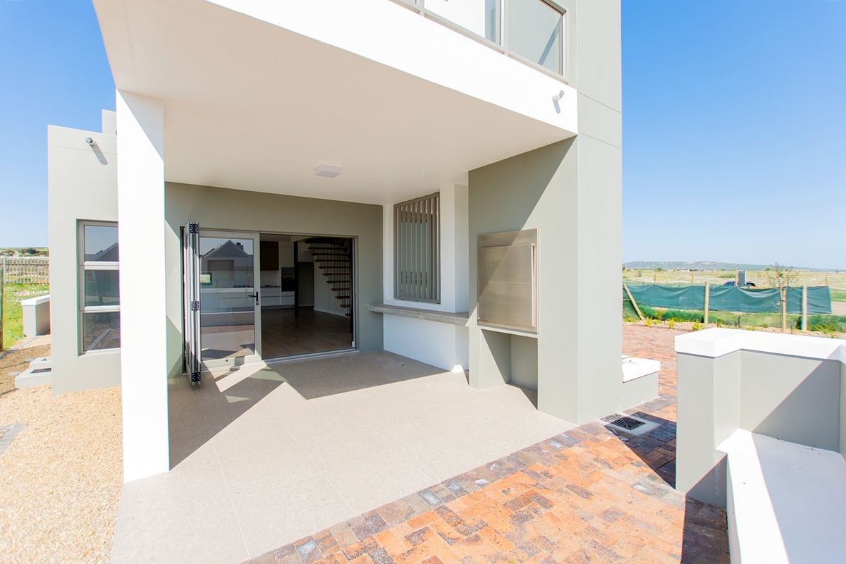 Stylish Home with Indoor-Outdoor Living in Scenic Langebaan Country Estate - Photo 4
