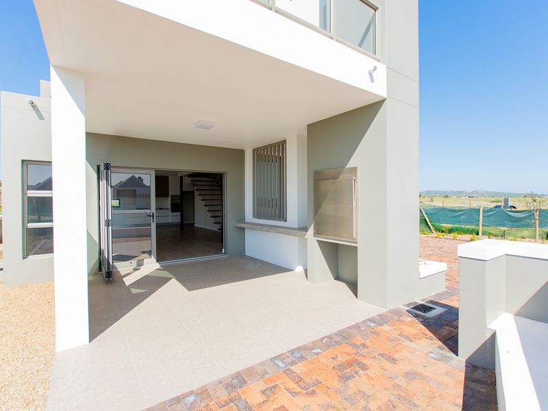 Stylish Home with Indoor-Outdoor Living in Scenic Langebaan Country Estate - Photo 4