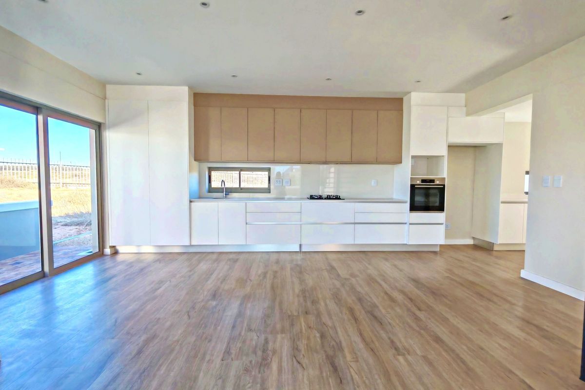 Stylish Home with Indoor-Outdoor Living in Scenic Langebaan Country Estate - Photo 2