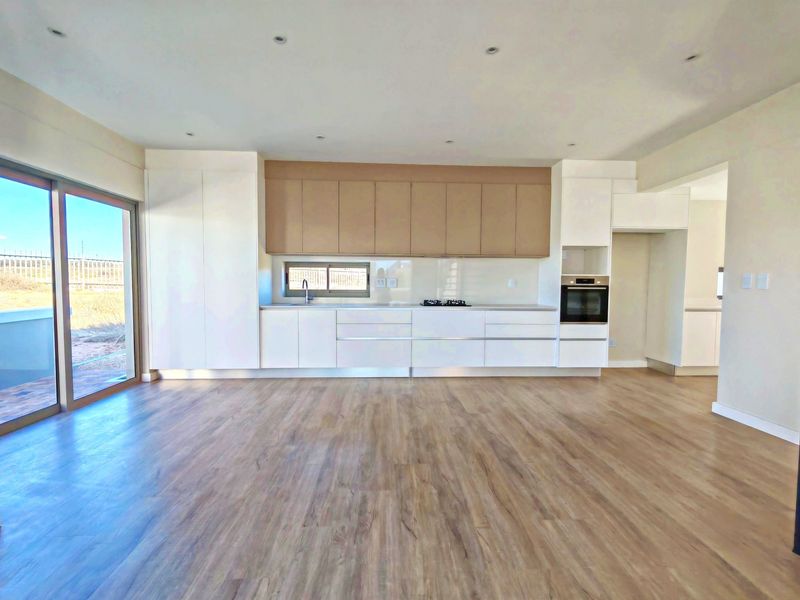 Stylish Home with Indoor-Outdoor Living in Scenic Langebaan Country Estate - Photo 2