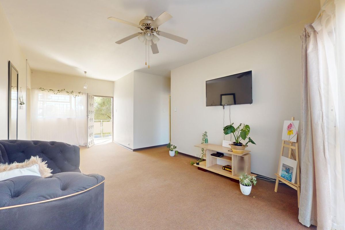 Charming Three-bedroom apartment in Secure Complex - Photo 2