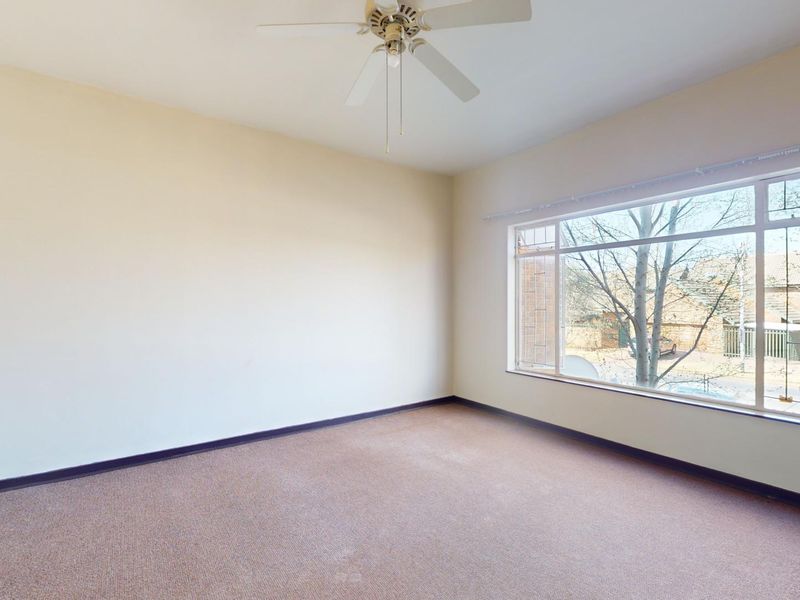 Charming Three-bedroom apartment in Secure Complex - Photo 10