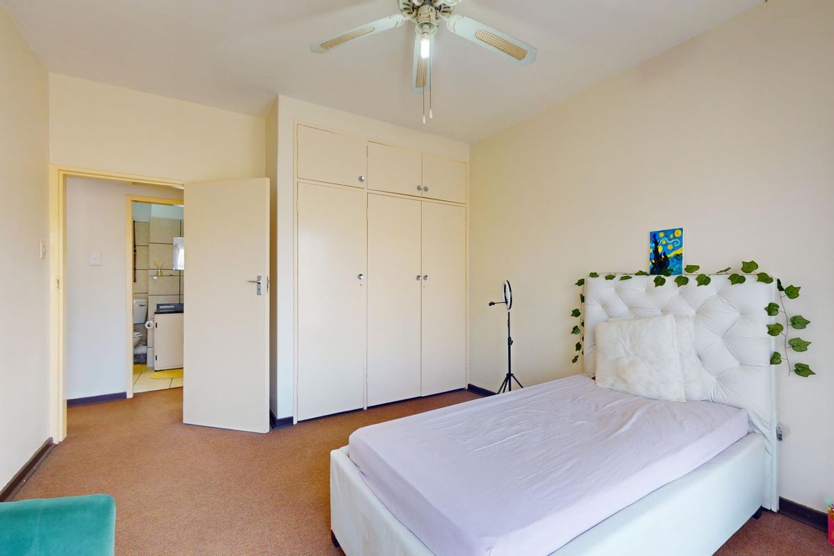 Charming Three-bedroom apartment in Secure Complex - Photo 4