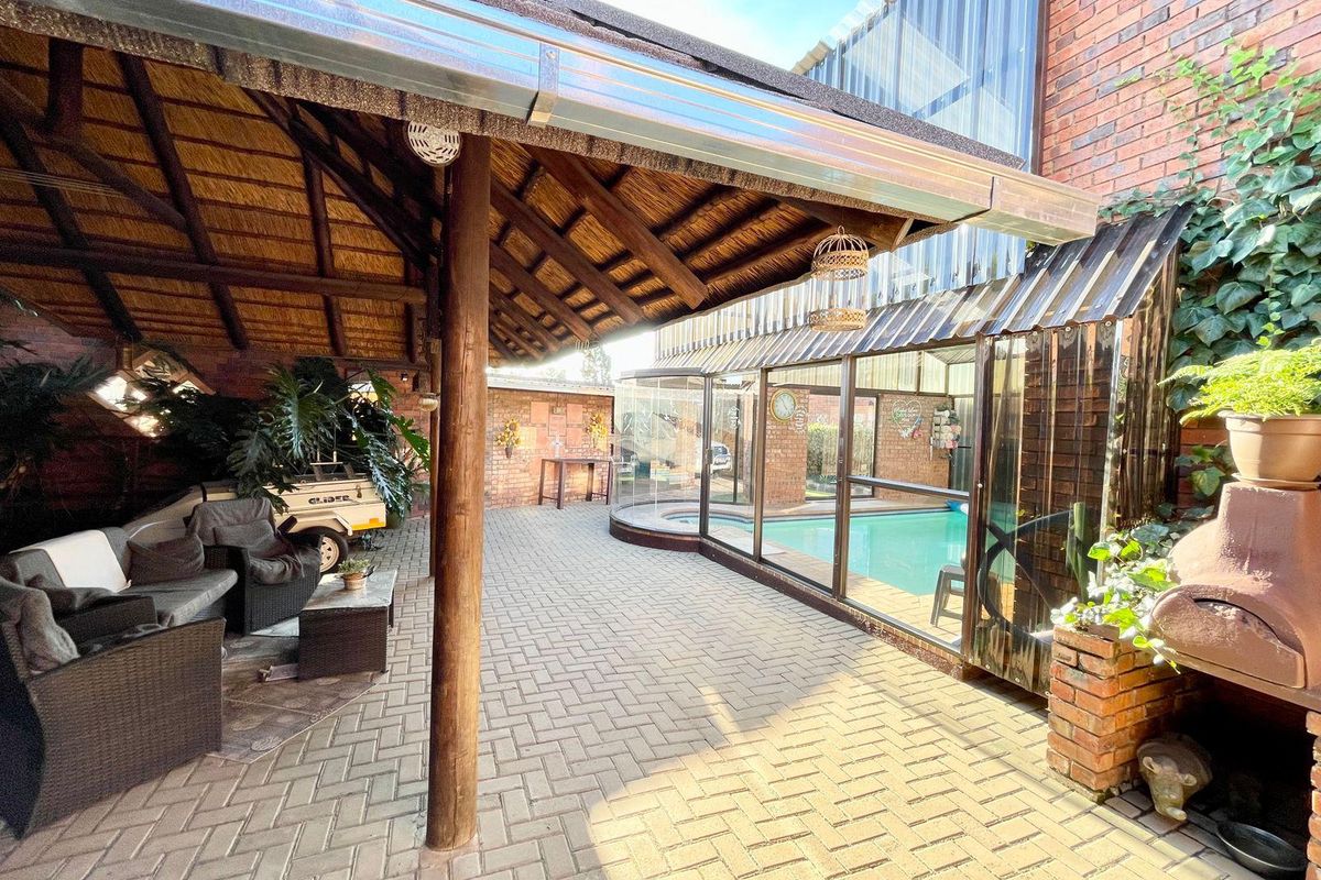 Three bedroom home plus one bedroom flat for sale in Evander - Photo 3