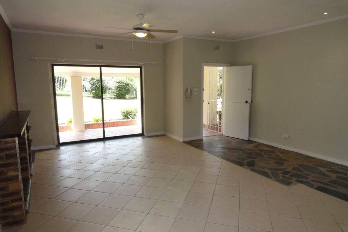 Stunning Family Home with Separate Cottage and Pool in Hatton Estate - Photo 5