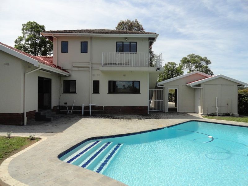 Stunning Family Home with Separate Cottage and Pool in Hatton Estate - Photo 3