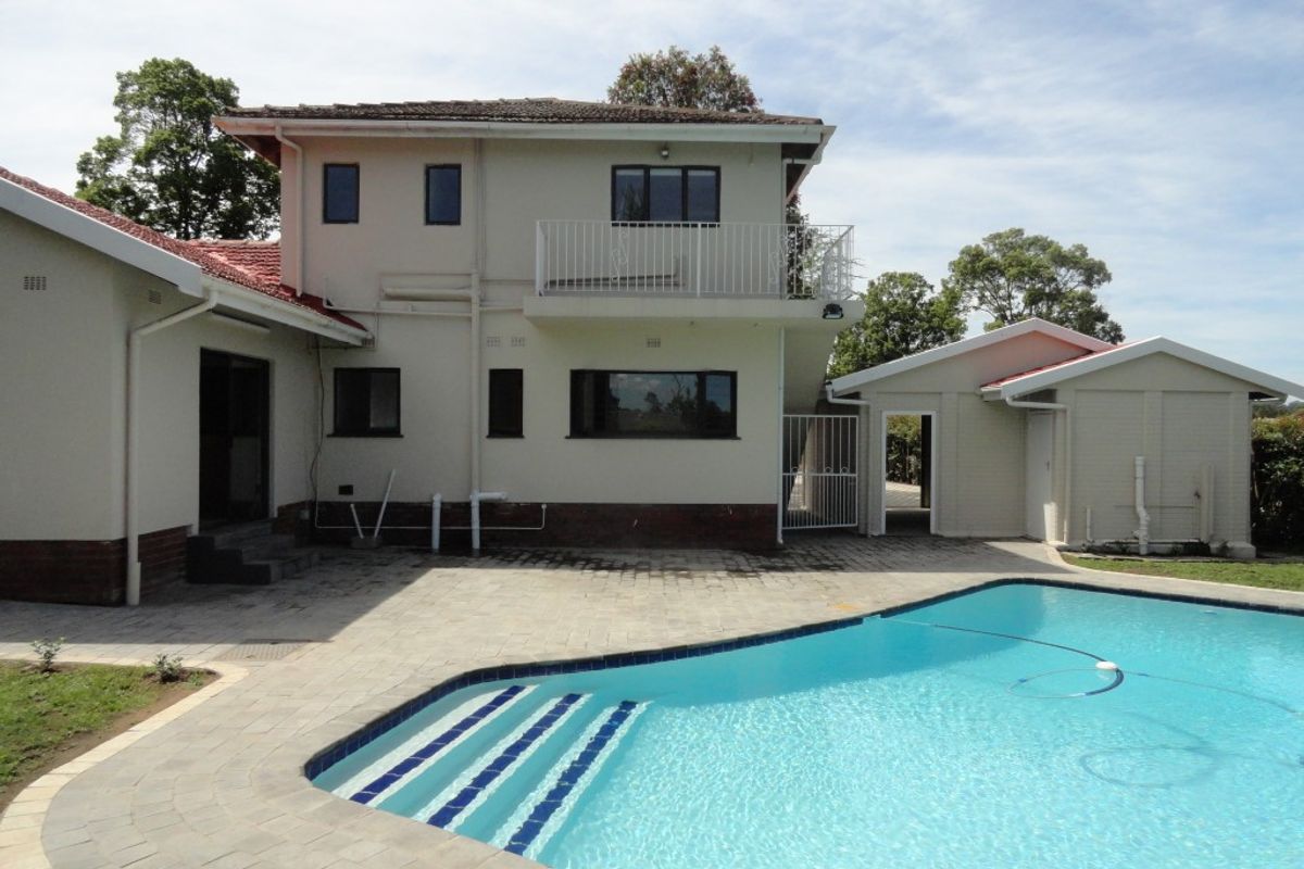 Stunning Family Home with Separate Cottage and Pool in Hatton Estate - Photo 3