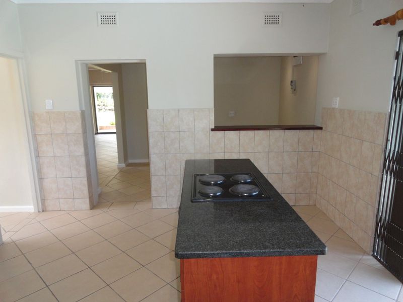 Stunning Family Home with Separate Cottage and Pool in Hatton Estate - Photo 10