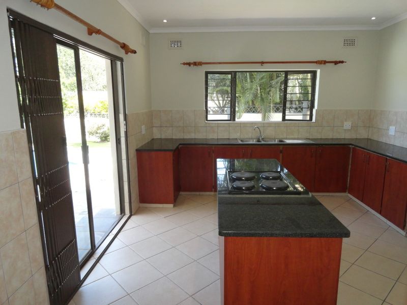 Stunning Family Home with Separate Cottage and Pool in Hatton Estate - Photo 9