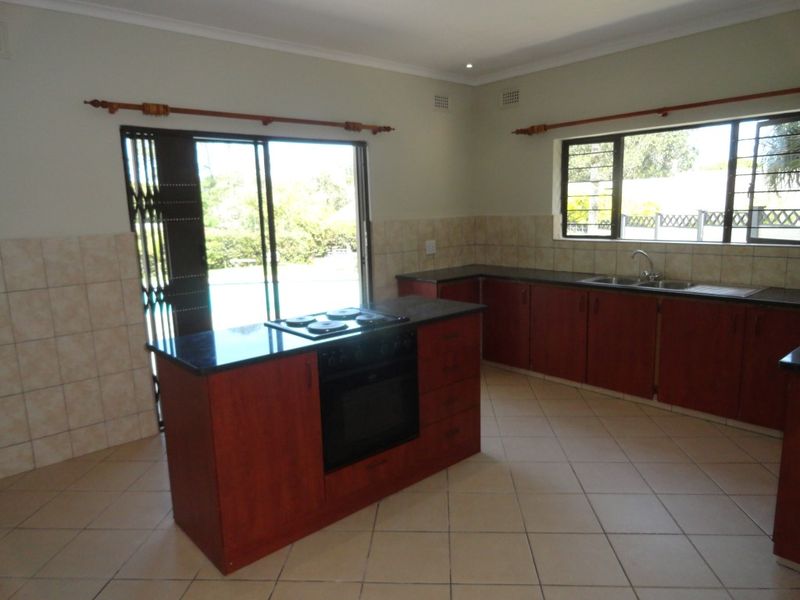 Stunning Family Home with Separate Cottage and Pool in Hatton Estate - Photo 8