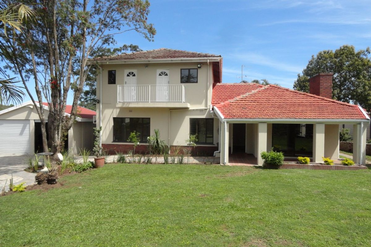 Stunning Family Home with Separate Cottage and Pool in Hatton Estate - Photo 2