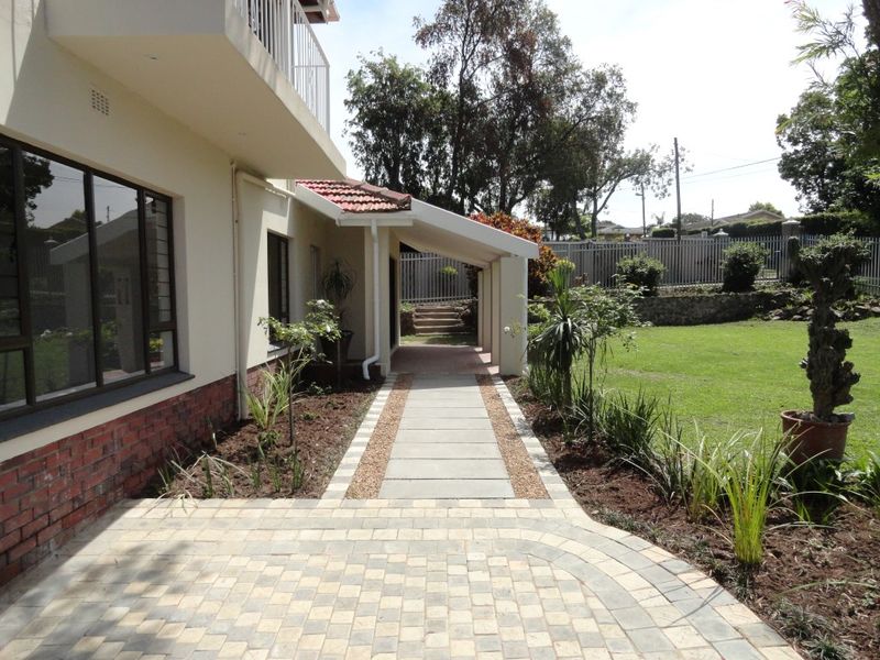 Stunning Family Home with Separate Cottage and Pool in Hatton Estate - Photo 4