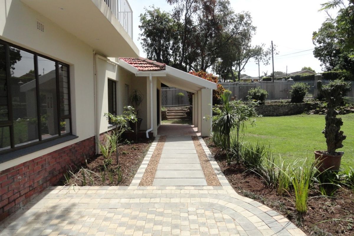 Stunning Family Home with Separate Cottage and Pool in Hatton Estate - Photo 4