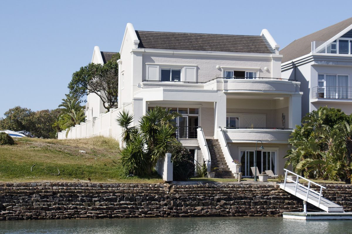 Luxury Six-Bedroom Marina Home with River and Sea Views - Photo 2