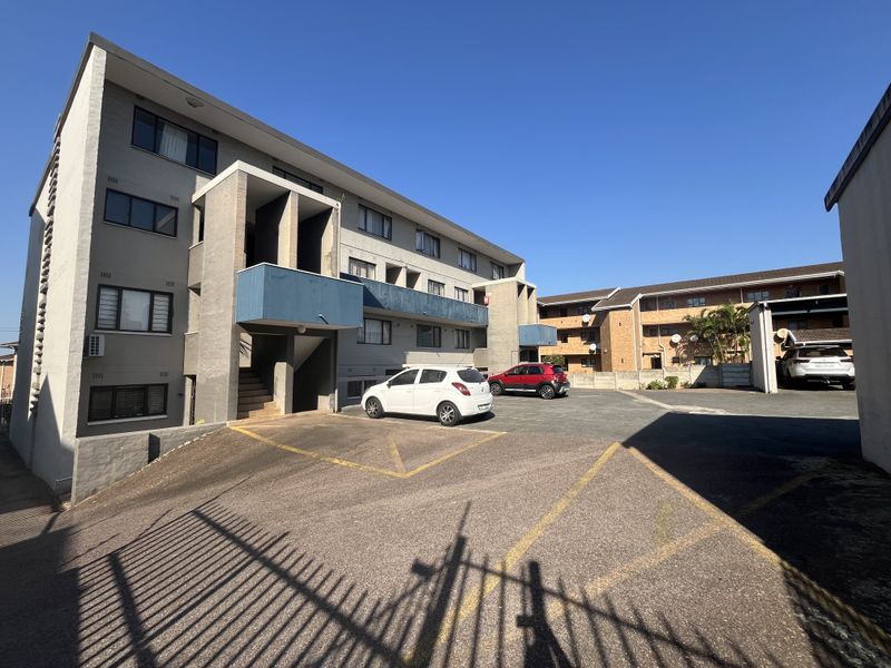 Large 2 bedroom flat in central Amanzimtoti - Photo 3