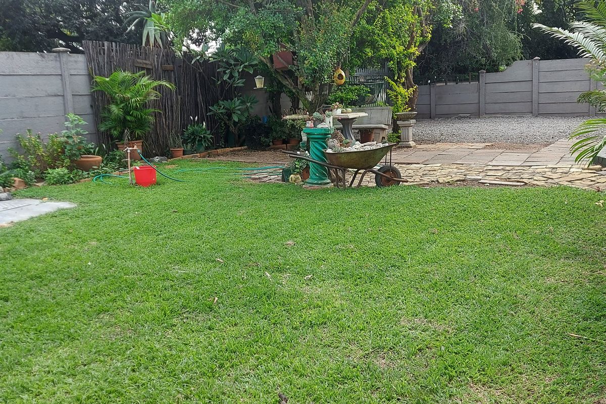 SPACIOUS 3 BEDROOM HOMR WITH BUSINESS POTENTIAL  IN PRIME LOCATION - Photo 3