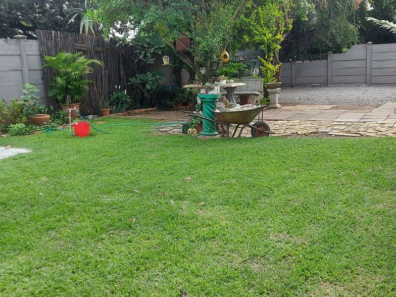 SPACIOUS 3 BEDROOM HOMR WITH BUSINESS POTENTIAL  IN PRIME LOCATION - Photo 3