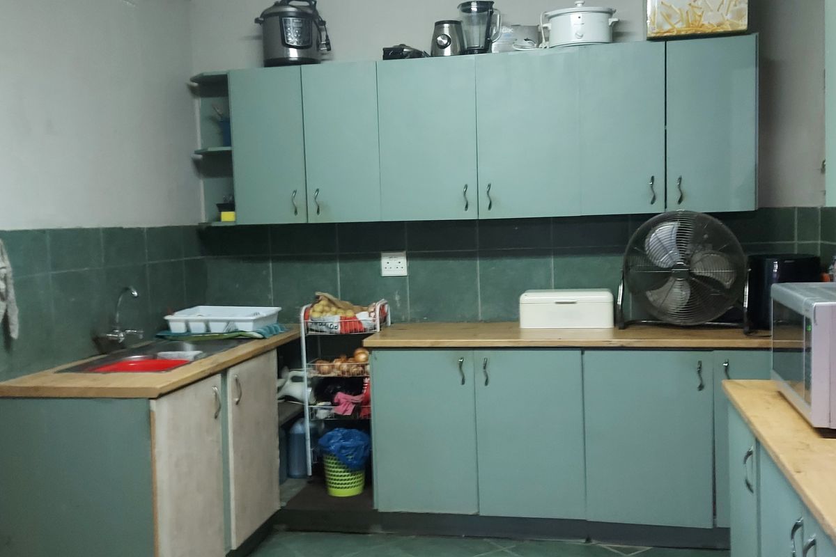 SPACIOUS 3 BEDROOM HOMR WITH BUSINESS POTENTIAL  IN PRIME LOCATION - Photo 5