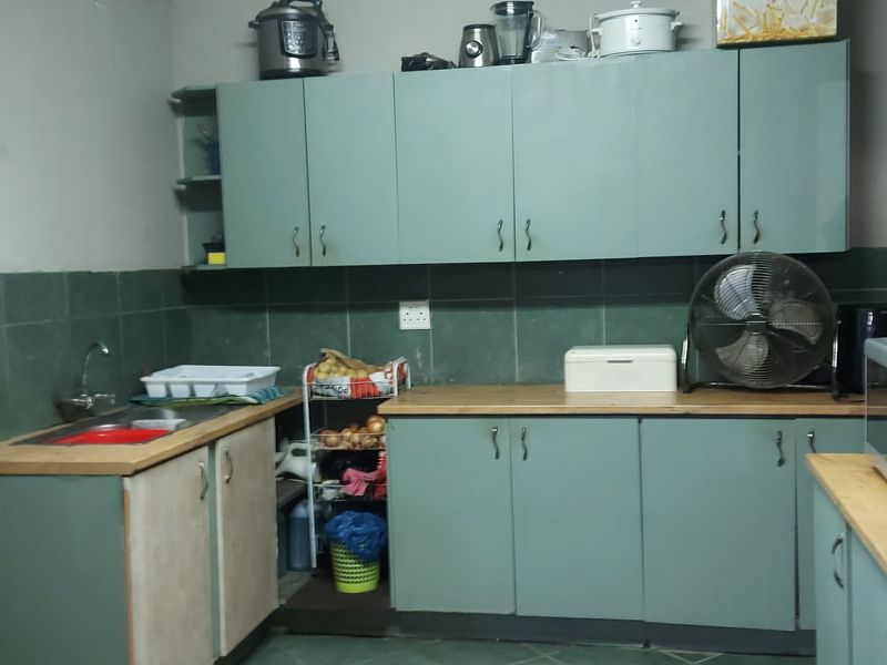 SPACIOUS 3 BEDROOM HOMR WITH BUSINESS POTENTIAL  IN PRIME LOCATION - Photo 5