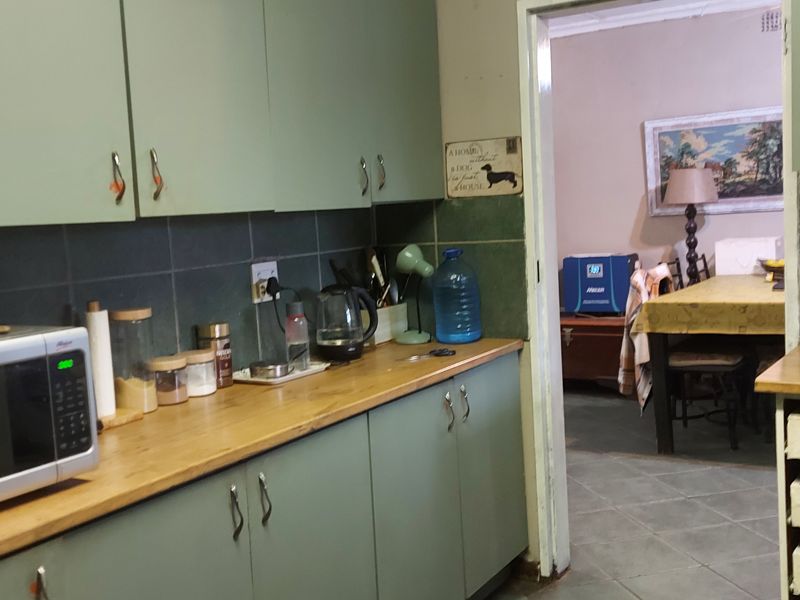 SPACIOUS 3 BEDROOM HOMR WITH BUSINESS POTENTIAL  IN PRIME LOCATION - Photo 4