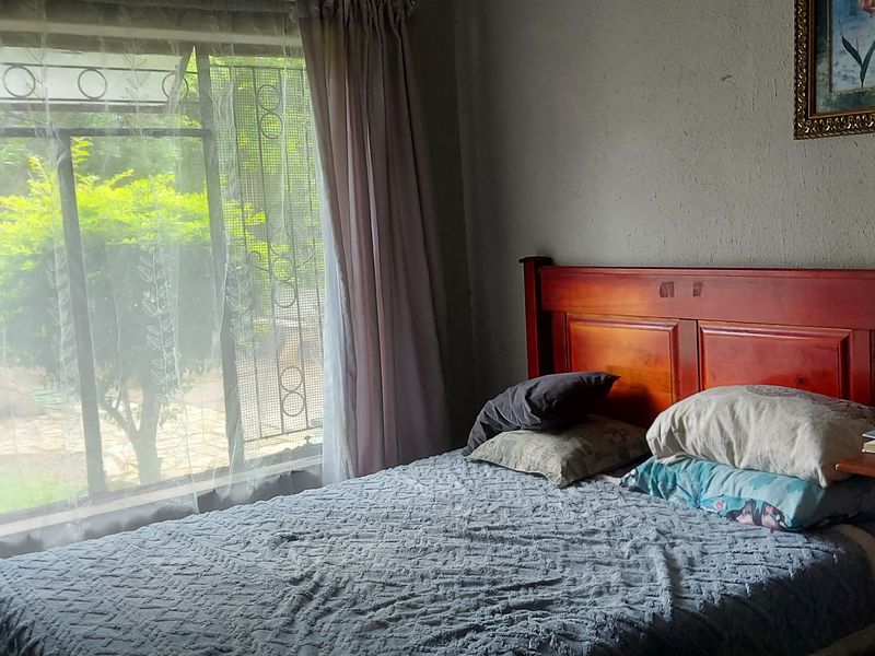 SPACIOUS 3 BEDROOM HOMR WITH BUSINESS POTENTIAL  IN PRIME LOCATION - Photo 10