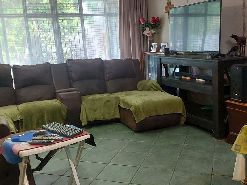 SPACIOUS 3 BEDROOM HOMR WITH BUSINESS POTENTIAL  IN PRIME LOCATION - Photo 8