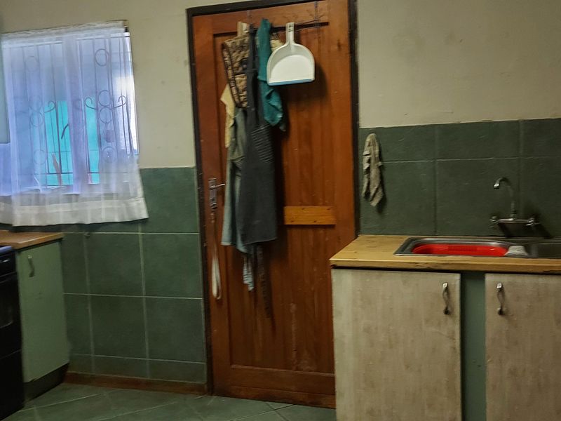 SPACIOUS 3 BEDROOM HOMR WITH BUSINESS POTENTIAL  IN PRIME LOCATION - Photo 6