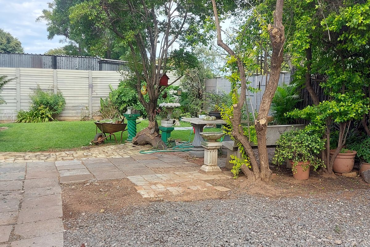 SPACIOUS 3 BEDROOM HOMR WITH BUSINESS POTENTIAL  IN PRIME LOCATION - Photo 2