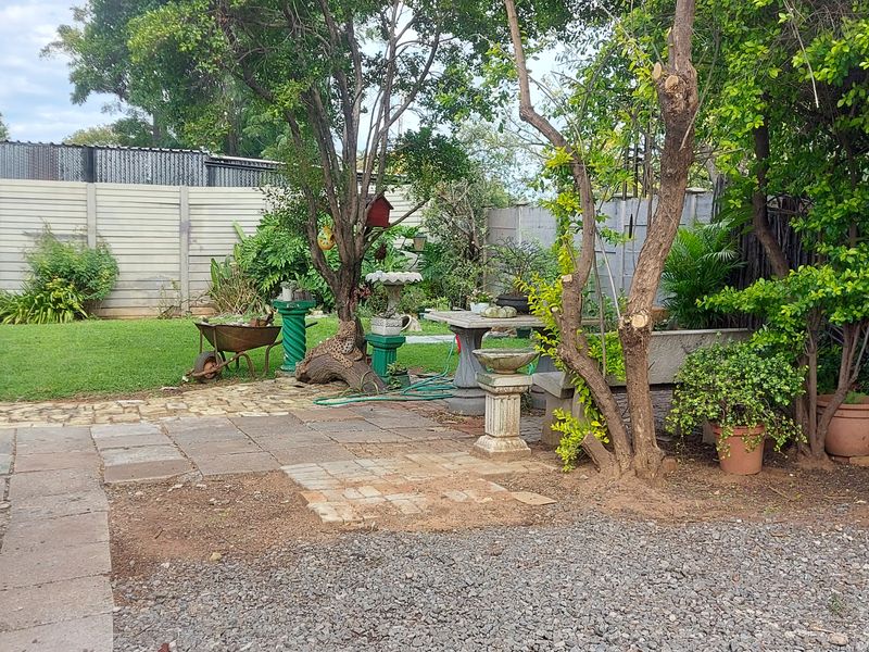 SPACIOUS 3 BEDROOM HOMR WITH BUSINESS POTENTIAL  IN PRIME LOCATION - Photo 2