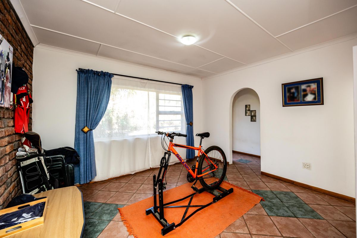 Ideal Family Home with Covered Patio, Pool, and Additional Flatlet - Photo 4