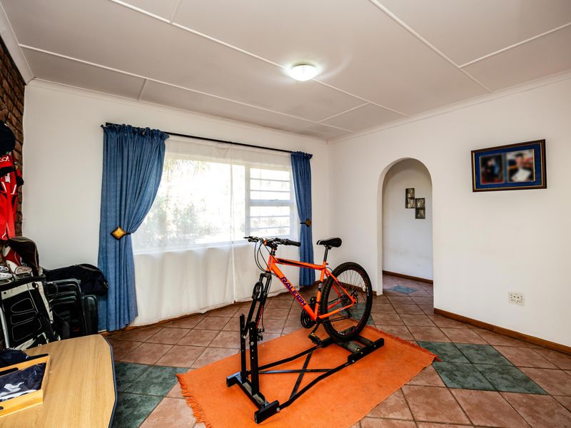 Ideal Family Home with Covered Patio, Pool, and Additional Flatlet - Photo 4