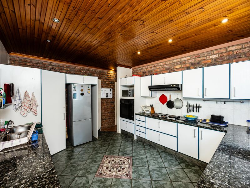 Ideal Family Home with Covered Patio, Pool, and Additional Flatlet - Photo 8