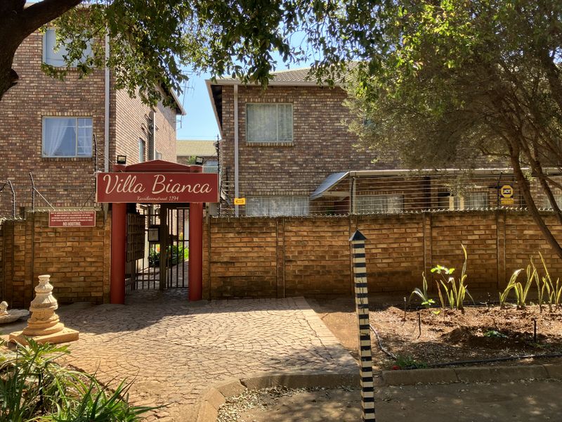 Cozy 2 Bedroom Apartment with Lock up Garage for sale - Photo 1
