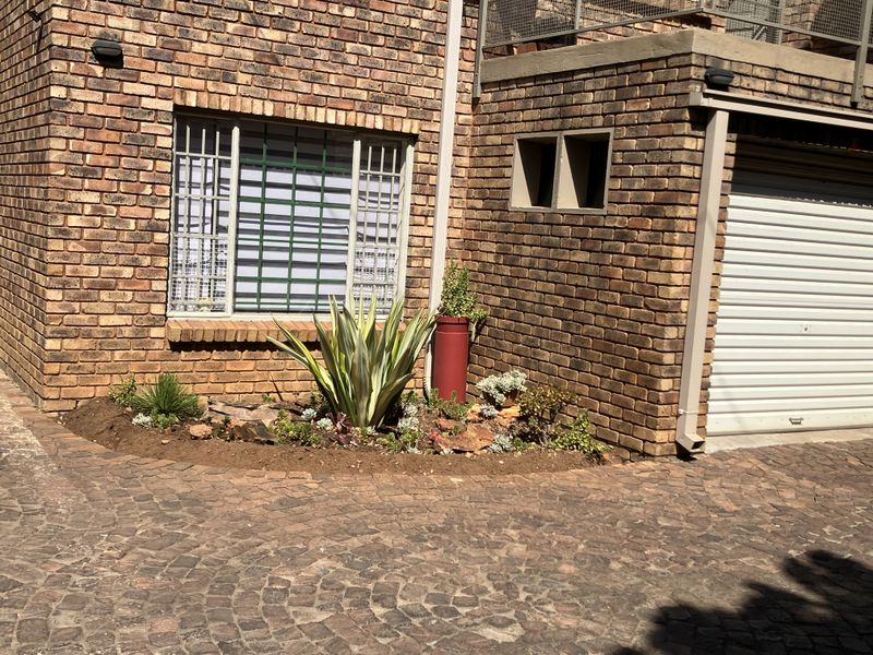 Cozy 2 Bedroom Apartment with Lock up Garage for sale - Photo 8